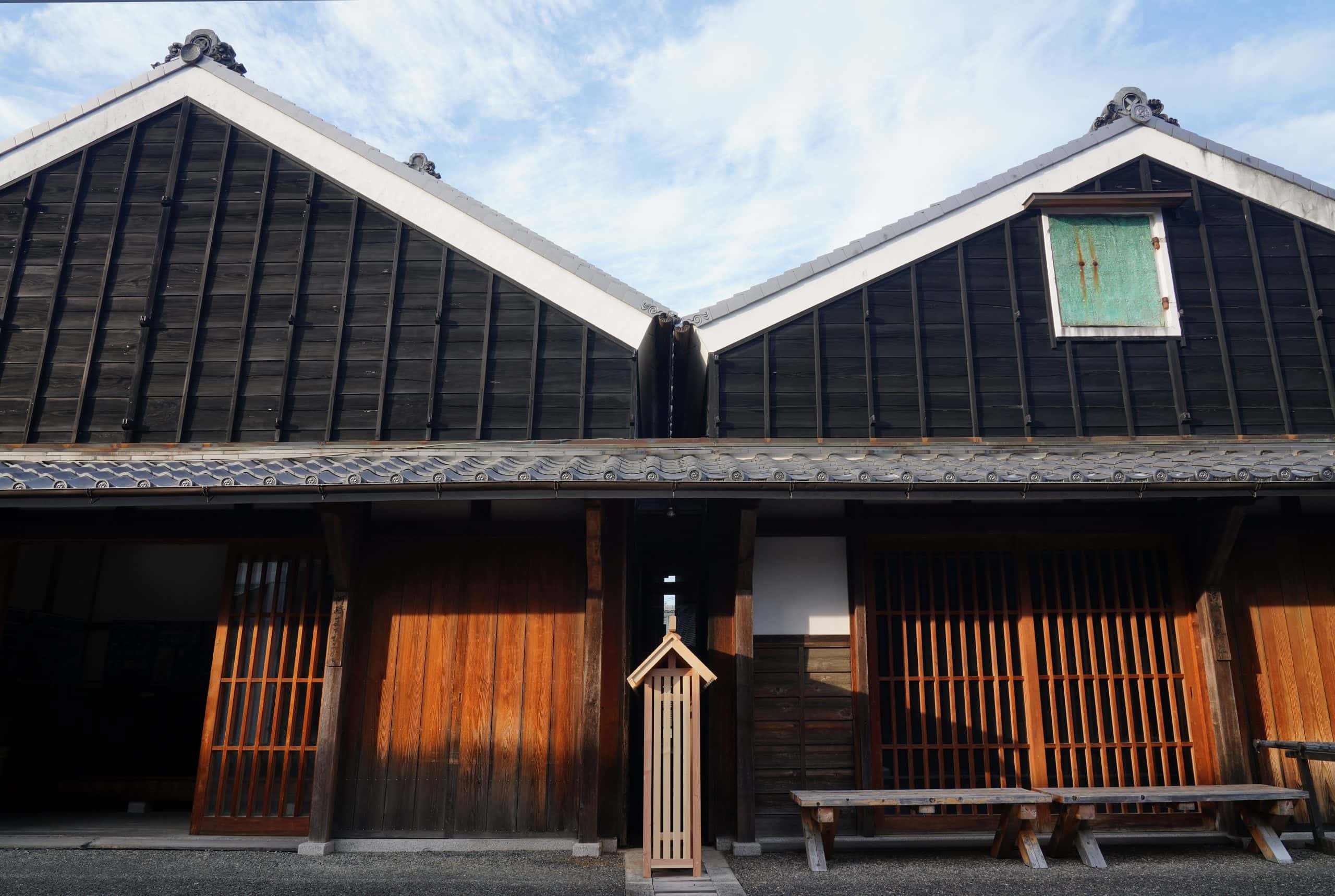 (一見すると何もない場所に)屋根を架ける